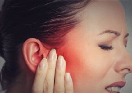 أسهل حيلة لتسكين ألم الأذنين