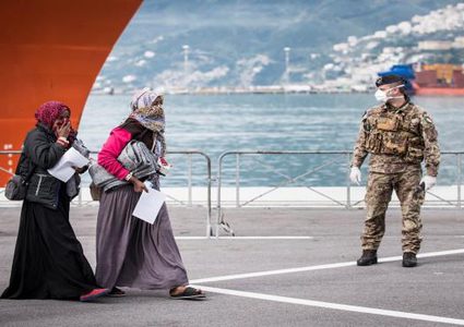 وصول مئات المهاجرين لإيطاليا بعد انقاذهم في عرض البحر