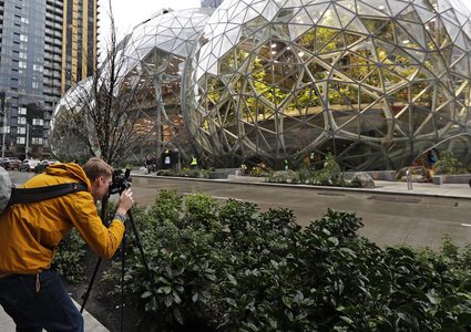 مقر الأمازون الجديد غابة ممطرة وسط 3 قباب في سياتل