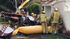 بالصور.. طائرة تحط فوق منزل في كاليفورنيا و"تحصد" 3