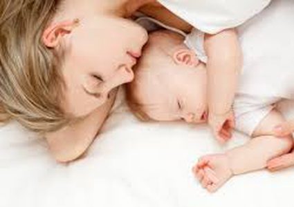 النوم إلى جانب الطفل يعرض حياته للخطر