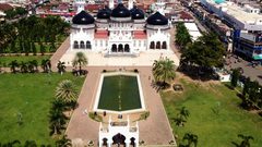 إقليم يفرض الحجاب على مضيفات الطيران المسلمات