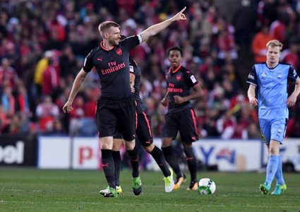 أرسنال "يفاجئ" أوزيل بعد أوباميانغ