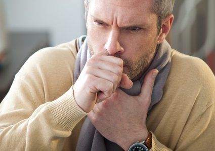 حيلة لم تفكروا بها يوماً للتخلص من السعال المزعج ليلاً... جربوها