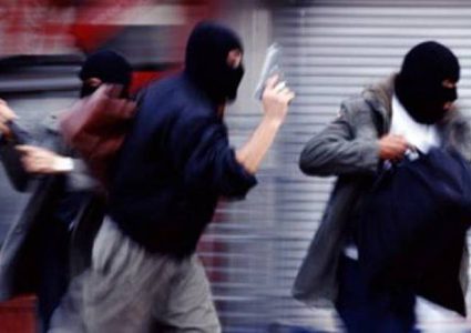 تحت تهديد السلاح وسرقة 160 ألف شيكل..القبض على عصابة نفذت سطو مسلح في نابلس