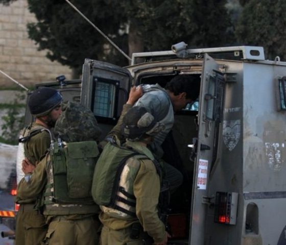 الاحتلال يعتقل شابين أثناء عودتهما من رام الله إلى جنين