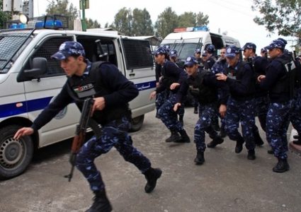 شرطة ونيابة الخليل تحققان بظروف وفاة طفل بالشيوخ