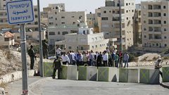 أهالي العيسوية ينظمون صلاة جمعة ووقفة احتجاجية على مدخل البلدة