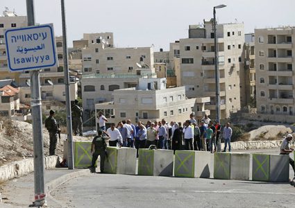 أهالي العيسوية ينظمون صلاة جمعة ووقفة احتجاجية على مدخل البلدة