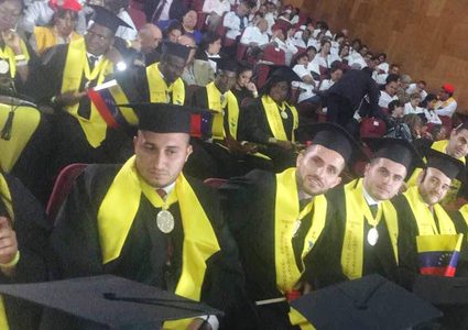 فنزويلا: الرئيس مادورو يخرج الدفعة الثانية من أطباء منحة الشهيد ياسر عرفات