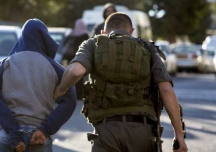 الاحتلال يعتقل شاباً بعد التنكيل به