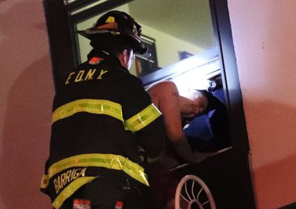 سقوط شاب من الطابق الثامن بسبب سيره أثناء النوم