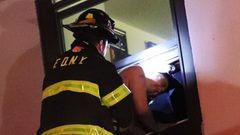 سقوط شاب من الطابق الثامن بسبب سيره أثناء النوم