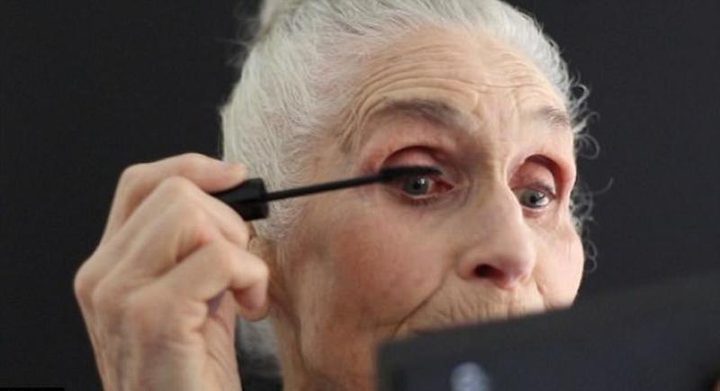 بالفيديو.. أكبر عارضة أزياء عمرها 89 عاماً