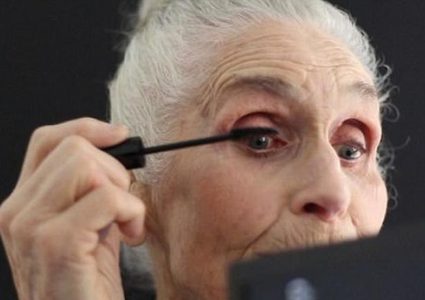 بالفيديو.. أكبر عارضة أزياء عمرها 89 عاماً