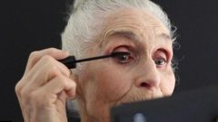 بالفيديو.. أكبر عارضة أزياء عمرها 89 عاماً