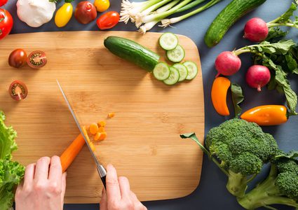 فوائد تقطيع الخضراوات والفواكه قبل تناولها