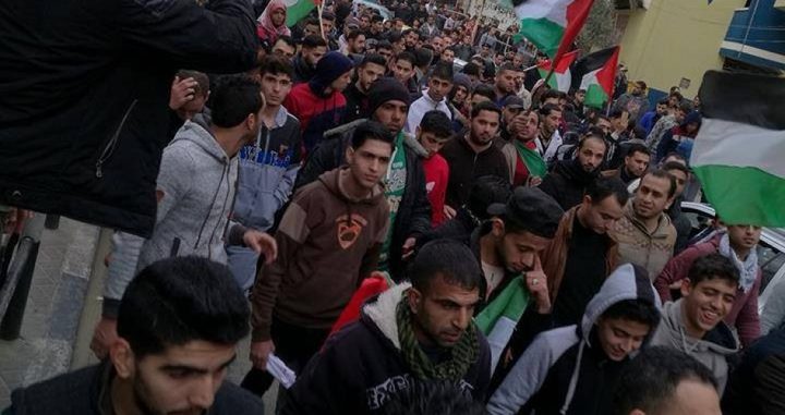 مسيرة في غزة تطالب بإنهاء الحصار وتحقيق الوحدة الوطنية