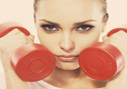 تحذيرات من استخدام مستحضرات التجميل أثناء الرياضة