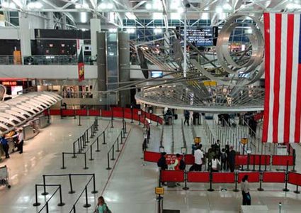 "لفافة مشبوهة" تغلق مطارا أميركيا