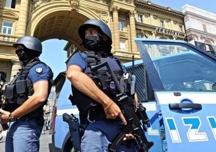 إيطاليا: إصابة 4 أشخاص في إطلاق نار من سيارة