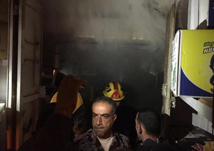 إخماد حريق نشب في مستودع لمحل تجاري شرق طولكرم