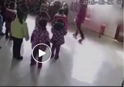 شاهد بالفيديو: امرأة تعتدي على أطفال في حضانة بطريقة وحشية!