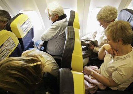 بريطانيا تحقق بتعمد شركات طيران فصل مقاعد المسافرين معا