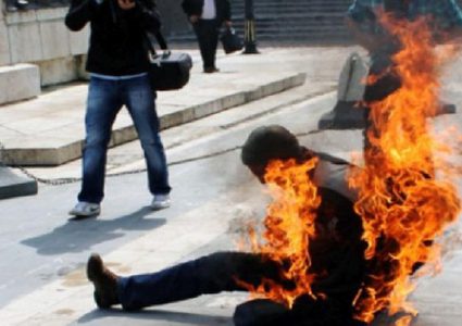 شاب يحاول إحراق نفسه