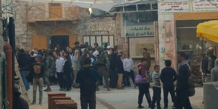 عشرات المستوطنين يقتحمون البلدة القديمة بالخليل