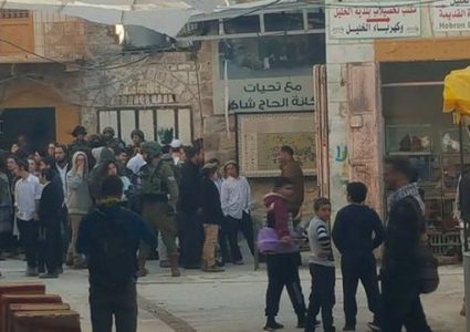 عشرات المستوطنين يقتحمون البلدة القديمة بالخليل