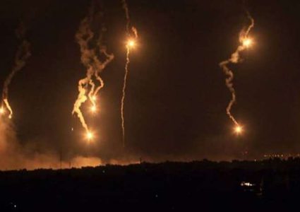 الاحتلال يطلق قنابل إنارة في سماء المغازي وعرض بحر خان يونس