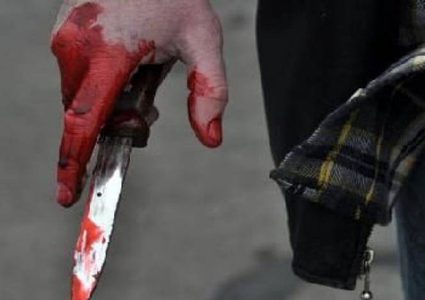 شاب يطعن والدته ويصيبها بجراح خطيرة