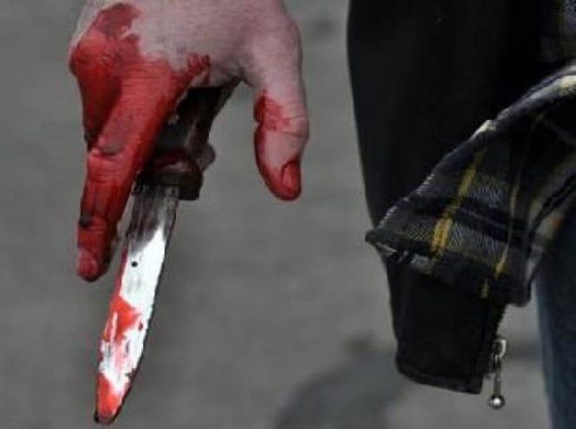 شاب يطعن والدته ويصيبها بجراح خطيرة