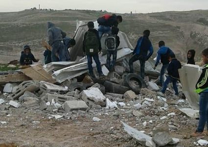 الاحتلال يهدم غرفتين دراسيتين في تجمع أبو النوار البدوي