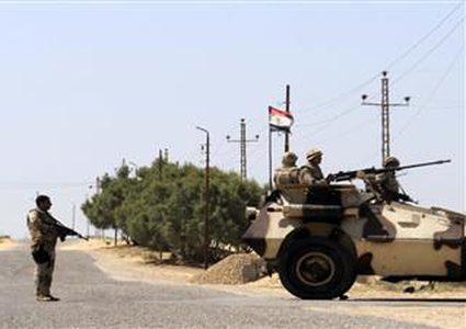 مقتل جنديين مصريين وإصابة 7 بتفجير آلية عسكرية