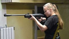 روسية تدخل غينيس بسرعة فك وتركيب البندقية