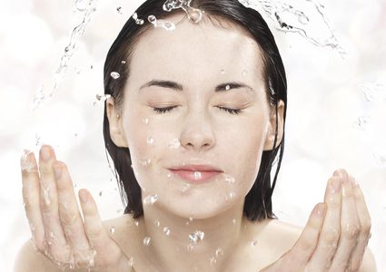 فوائد المياه الغازية لمنحك بشرة صافية