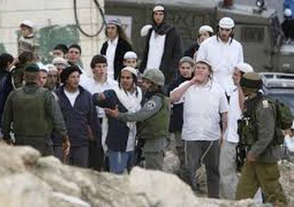 مستوطنون يعتدون على وقفة تضامنية