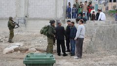 الاحتلال يعتقل 3 عمال ويستولي على معداتهم