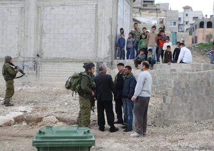 الاحتلال يعتقل 3 عمال ويستولي على معداتهم