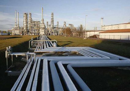 النفط يهبط مقتربا من أدنى مستوى في شهر