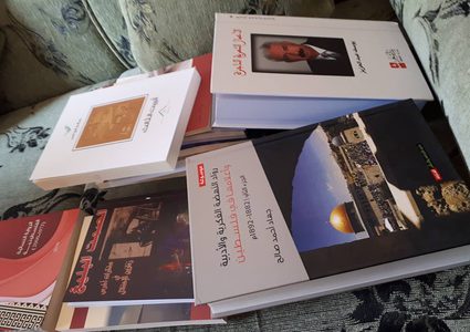 ثقافة جنين توزع كتب لعدد من مدارس المحافظة(بالصور)