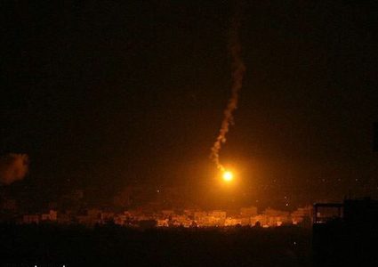 المدفعية تطلق قنابل إنارة على الشريط الحدودي لغزة