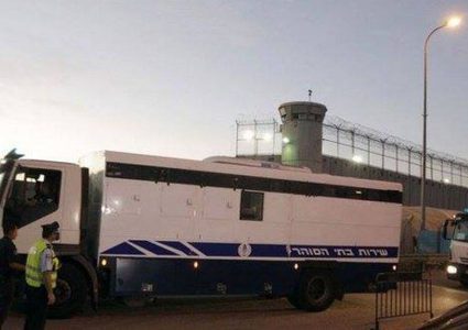 نجاة معتقلين من حادث سير خلال نقلهم بسيارة "البوسطة"