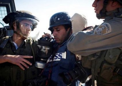 الاحتلال يعتقل صحفياً بعد الاعتداء عليه وشقيقه