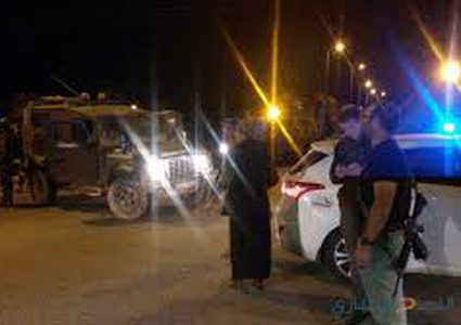 مستوطنون يحتشدون على مدخل مستوطنة "حلميش"