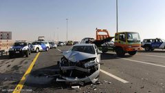 تصادم 44 سيارة على طريق يربط أبوظبي بدبي