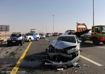 تصادم 44 سيارة على طريق يربط أبوظبي بدبي