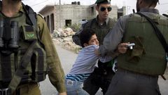 الاحتلال يفرج عن طفل مصاب من سلفيت